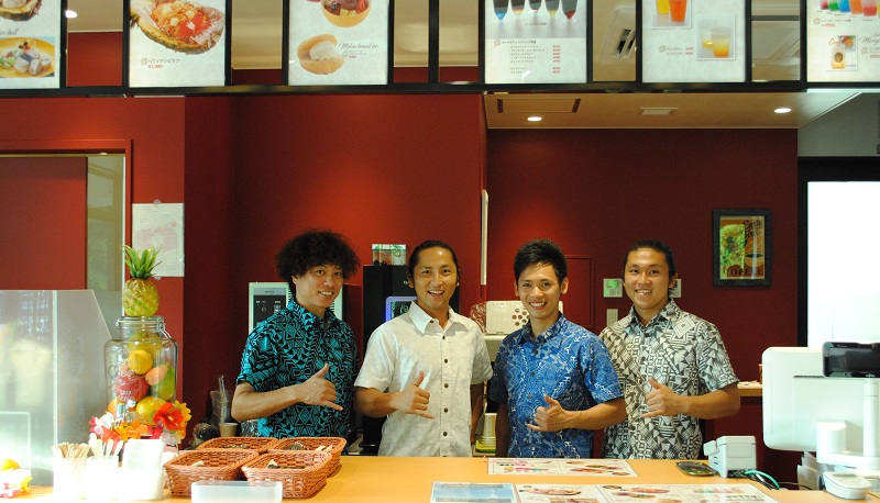 「アロハカフェ・ラウンジ」特別企画 今日は誰? シバオラ店長!